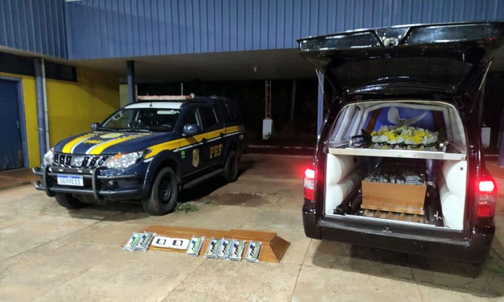 Motorista de carro funerário é preso com mais de 160 kg de cocaína escondidos em caixão 3 Droga estava dentro de um caixão na carroceria do veículo. Motorista apresentou até certidão de óbito, mas no caixão não tinha corpo