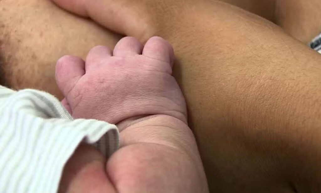 Justiça manda cartório reconhecer pai que deu à luz e mãe trans de bebê 2 Casal é formado por homem trans e mulher trans. Cartório havia se recusado a registrar maternidade e pais recorreram à justiça