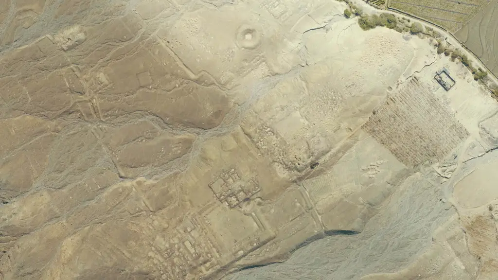 Muralha de 4.000 anos é descoberta no Peru 2 Muralha de 4.000 anos é descoberta no Peru