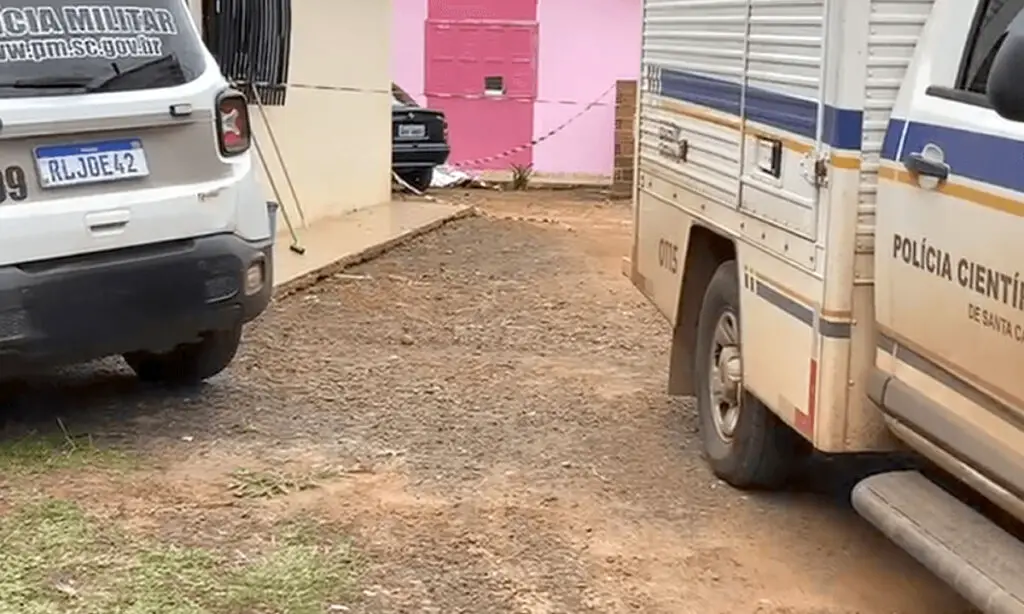 O jovem foi morto a facadas dentro de casa no Bairro Salete, em abril de 2024. O casal foi preso horas após o crime na cidade vizinha de Bernardo de Irigoyen