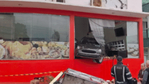 Carro invade padaria e deixa três pessoas feridas no RS
