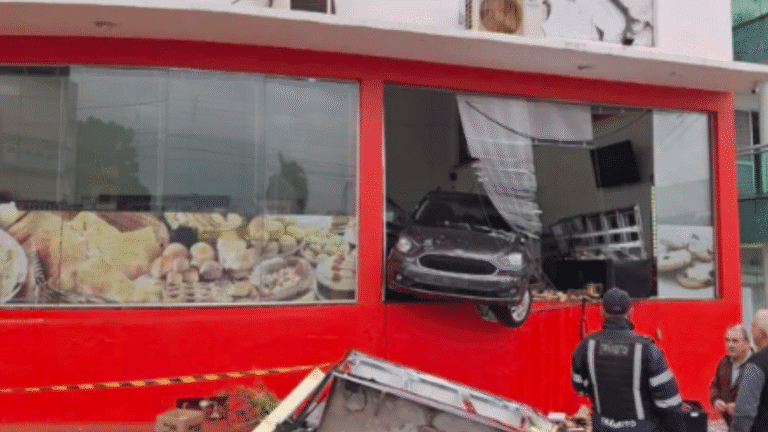 Carro invade padaria e deixa três pessoas feridas no RS