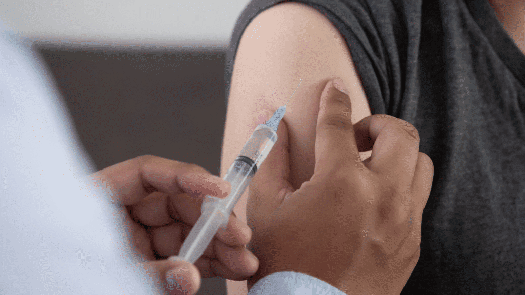 Paraná ultrapassa 3,4 milhões de vacinas contra gripe e vê queda nos casos de SRAG 2 Paraná alcança 3,4 milhões de vacinas contra a gripe em 2025 e registra queda nos casos de síndromes respiratórias, especialmente entre crianças e idosos.