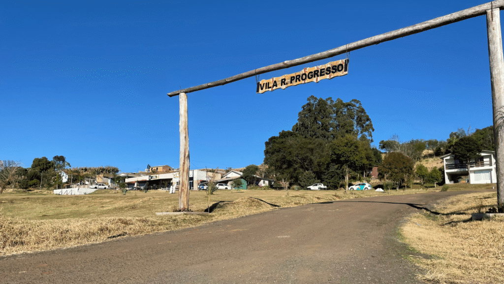 Barracão garante R$ 1 milhão em emendas para asfalto na Vila Rural 3 Recurso destinado pelo deputado Gugu Bueno viabiliza pavimentação asfáltica em área urbana de Barracão que já possui calçamento