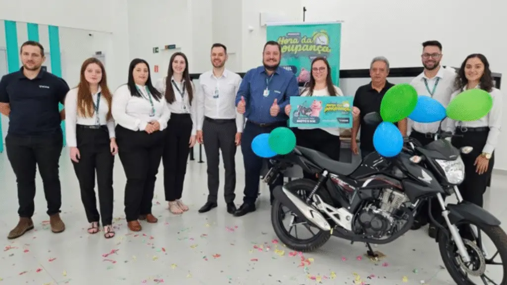 Sicoob Vale Sul é destaque na Promoção Hora da Poupança 4 O vice-presidente do Sicoob Vale Sul, Sidnei Batistella, o presidente João Manfroi e o gerente da agência de Boa Esperança do Iguaçu, Cleverson Wallace Vezzentin, entregam o T-Cross, zero Km, à cooperada Mayumi M. Meurer, que compareceu com esposo e filhas.