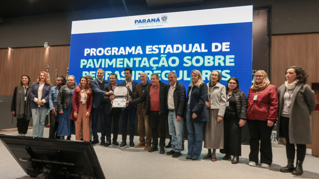 A Secretaria de Estado das Cidades do Paraná apresentou, nesta terça-feira (15), o Programa Estadual Pavimentação sobre Pedras Irregulares. A proposta visa substituir o calçamento de paralelepípedos e pedras poliédricas por pavimentação asfáltica em vias urbanas de municípios paranaenses, com foco em modernizar a infraestrutura e facilitar a mobilidade urbana.