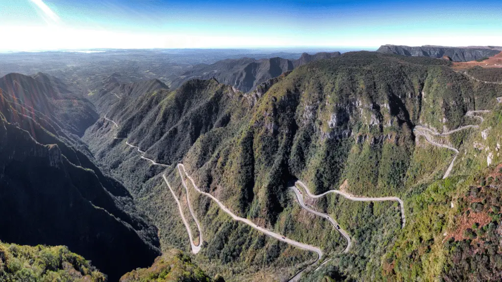 Serra do Rio do Rastro, o encontro entre beleza e perigo nos altos de Santa Catarina 2 Com curvas fechadas, riscos naturais e beleza inigualável, a Serra do Rio do Rastro é um desafio para motoristas e um espetáculo para os sentidos