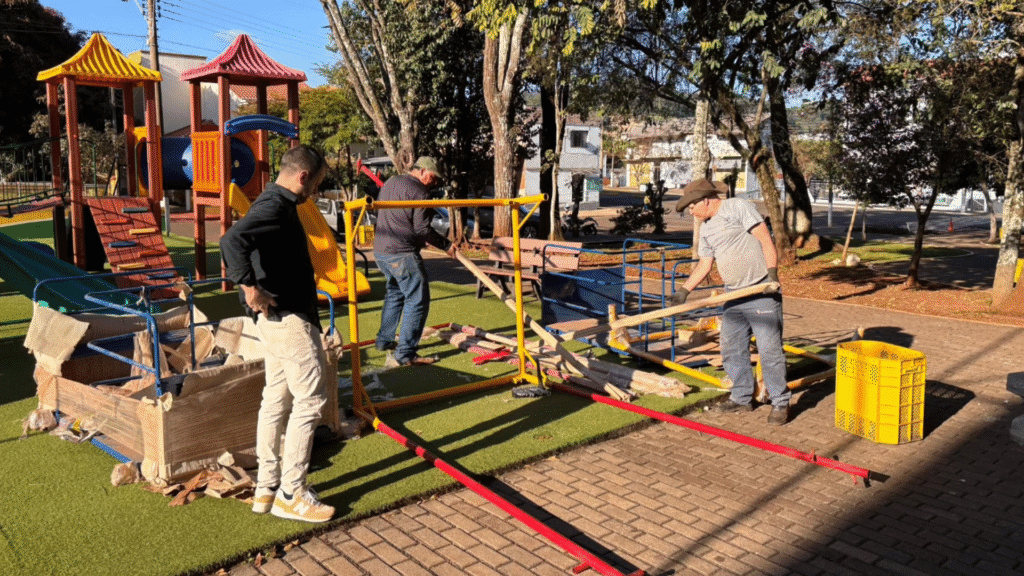 Cedro amplia inclusão com instalação de brinquedos adaptados na praça 2 crys 23 2