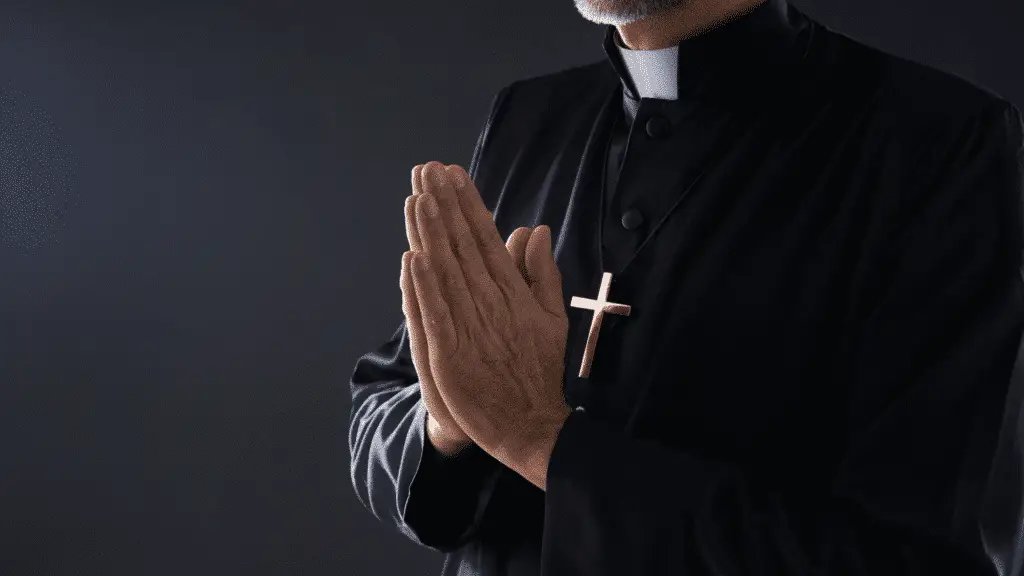 Padre é preso na Polônia acusado de matar idoso após disputa por imóvel. Caso pode levar à expulsão do sacerdócio pela Igreja Católica.