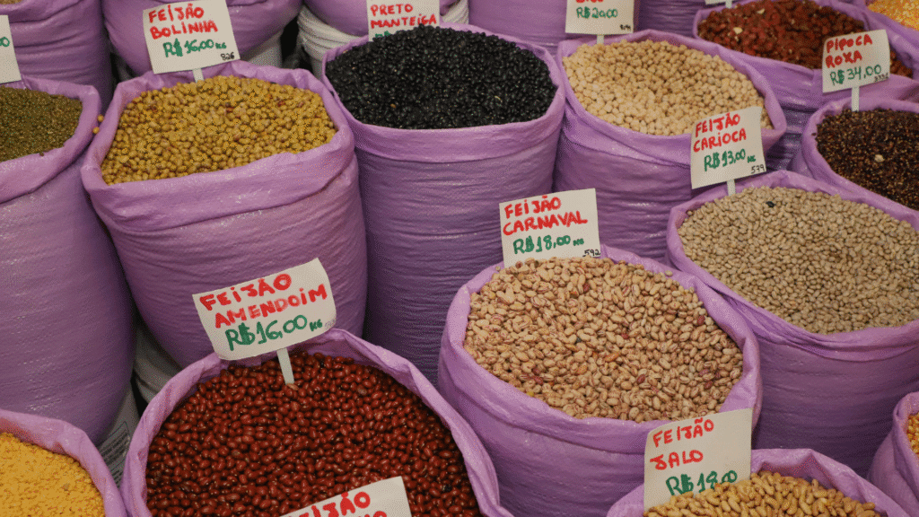 O Paraná encerrou a colheita da segunda safra de feijão com uma produção de 526,6 mil toneladas. Ao somar esse volume à colheita da primeira safra, que alcançou 338 mil toneladas, o estado atingiu um total de aproximadamente 865 mil toneladas em 2025.