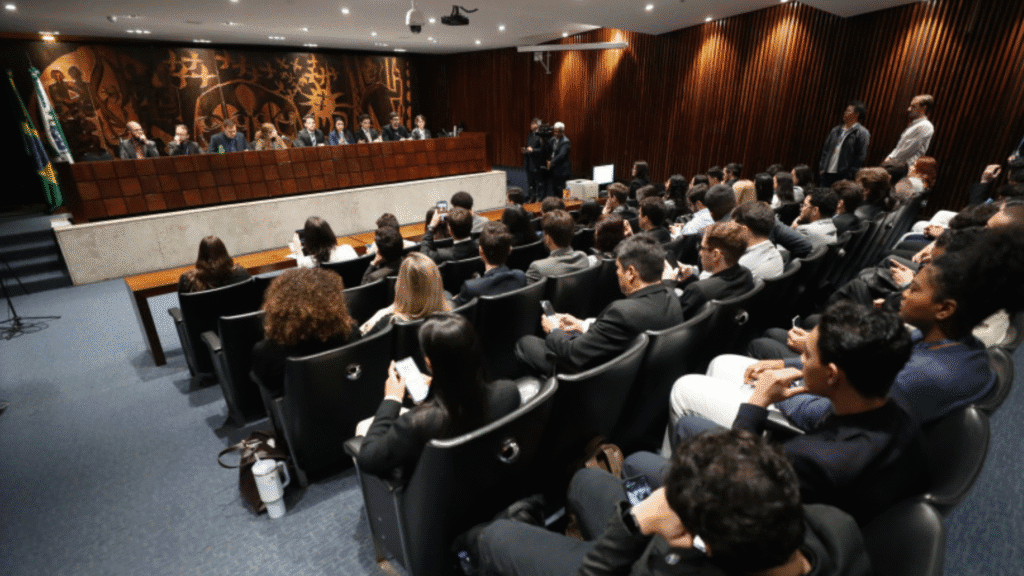 Na tarde desta segunda-feira (21), os deputados universitários participaram de uma audiência pública para discutir um projeto de lei do Poder Executivo que prevê a redução da alíquota do IPVA para 1% ao ano em veículos elétricos e híbridos.