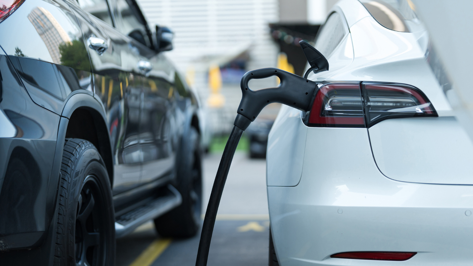 Projeto de lei sobre IPVA para carros elétricos gera debate no Paraná