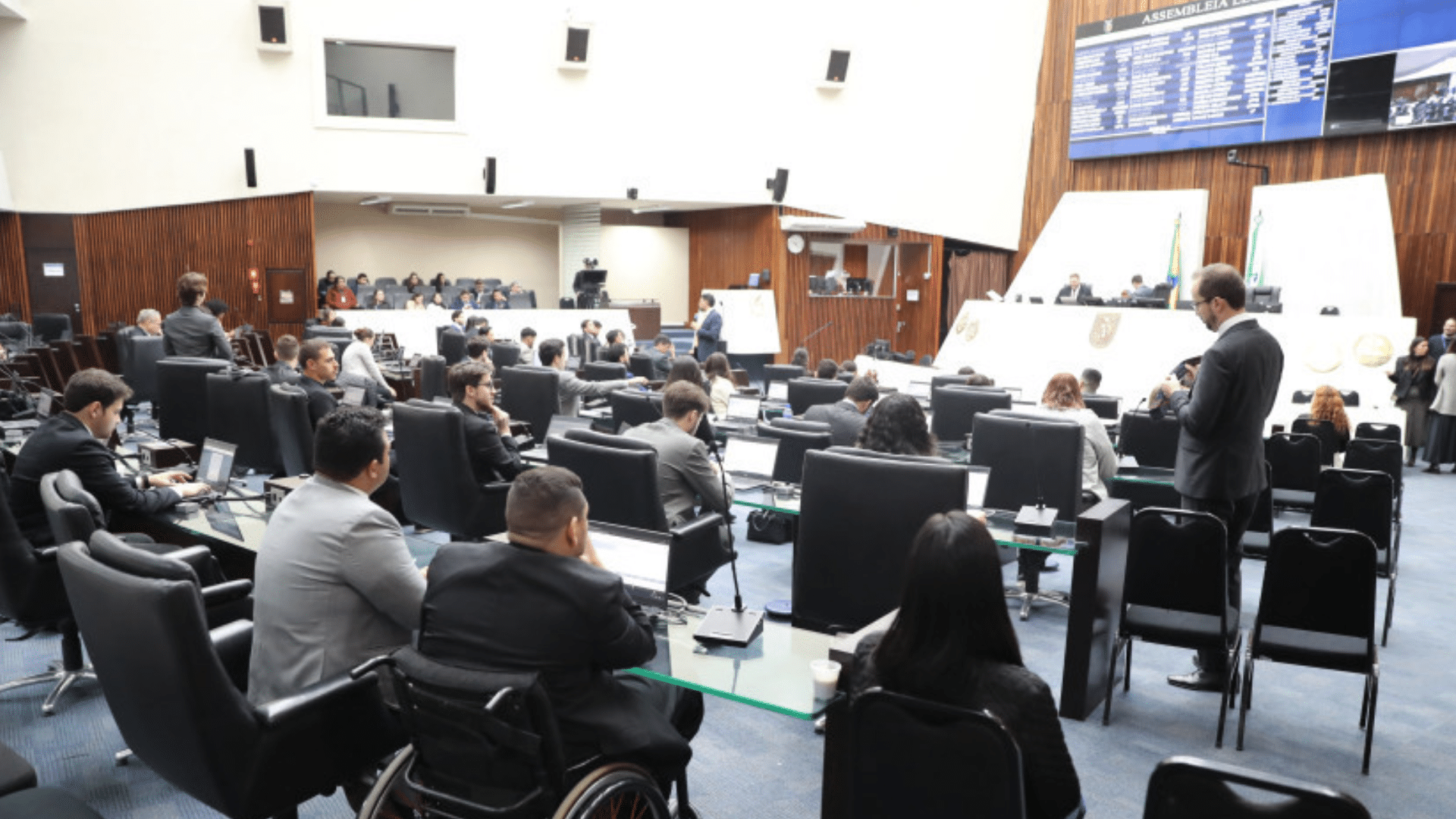 Parlamento Universitário encerra sessão com 40 projetos aprovados, incluindo prevenção ao abuso infantil, segurança no transporte e inclusão social