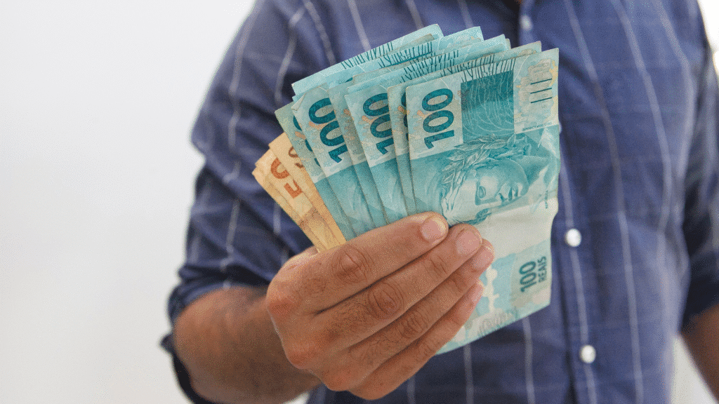 Caixa realiza nesta terça-feira (22) o pagamento do Bolsa Família para beneficiários com NIS final 3. Valor médio chega a R$ 671,52 com adicionais