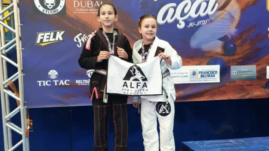Flor da Serra do Sul é vice-campeã com a equipe Alfa Jiu Jitsu na Copa Mestre do Açaí 20 crys 61 3