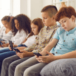 Uso de celular na infância está associado a piora da saúde mental na juventude