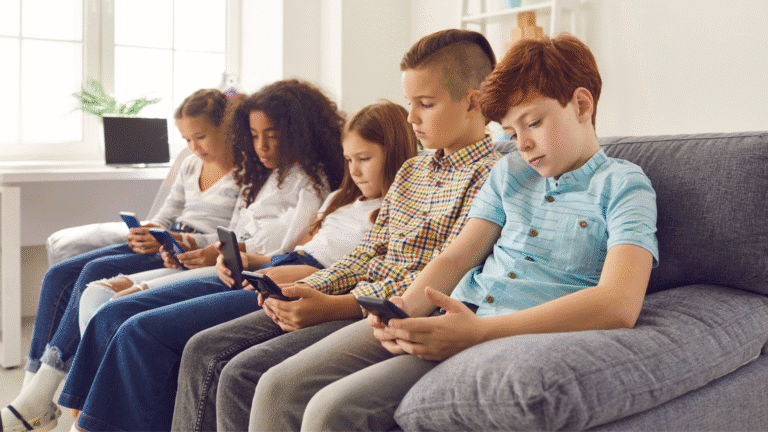 Uso de celular na infância está associado a piora da saúde mental na juventude