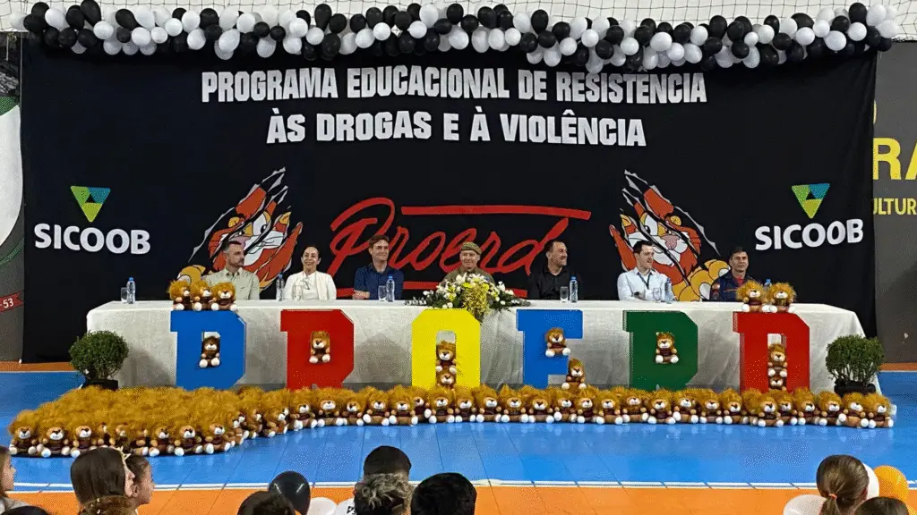 195 alunos de Dionísio Cerqueira se formam no Programa PROERD 3 Programa realizado em parceria com a Polícia Militar e a Secretaria de Educação orienta crianças contra drogas e violência