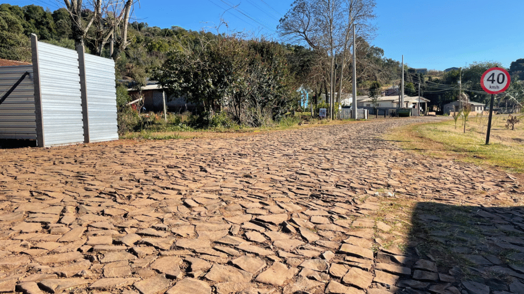 Barracão garante R$ 1 milhão em emendas para asfalto na Vila Rural 5 Recurso destinado pelo deputado Gugu Bueno viabiliza pavimentação asfáltica em área urbana que já possui calçamento