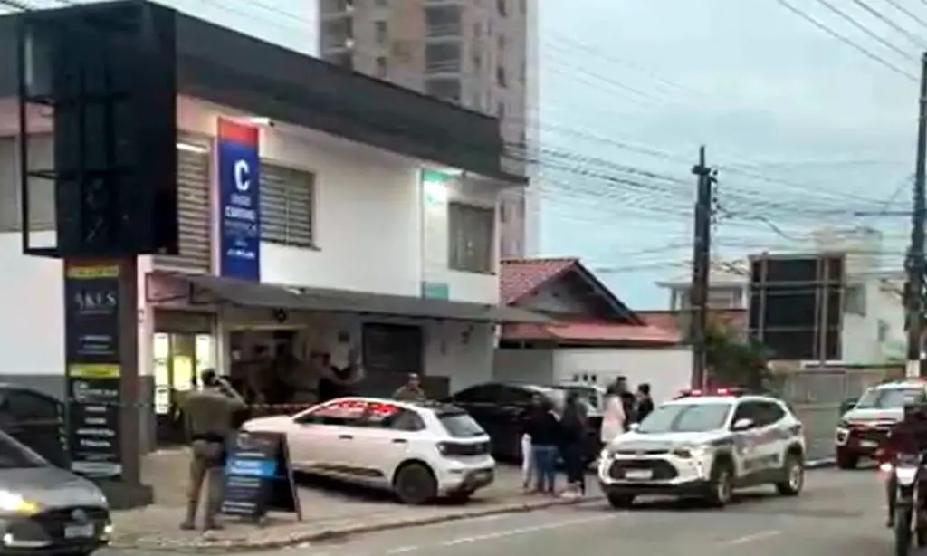 Corretores são mortos a tiros dentro de imobiliária durante negociação de venda da empresa em SC 3 Vítimas eram corretores e foram identificados como Thiago Adolfo e Deyvid Luiz Leite, que também era cantor sertanejo. O suspeito é dono da imobiliária e foi preso em flagrante