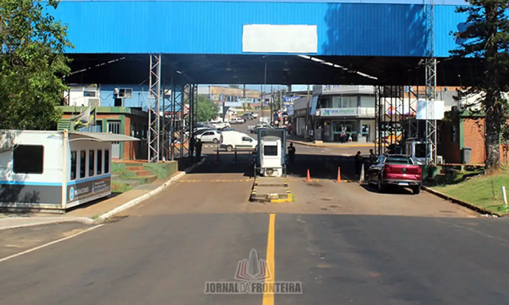 Autoridades argentinas negam que estrangeiros tenham que pagar para entrar no país 3 As autoridades argentinas, procuradas pelo Jornal da Fronteira, afirmaram que essa informação é falsa, haverá mudanças para quem deseja permanecer no país, mas a medida ainda não foi aplicada