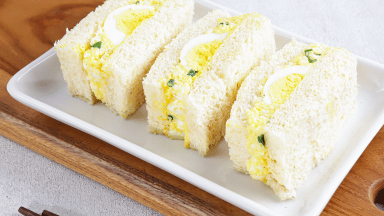 Tamago sando o sanduíche com pastinha de ovos