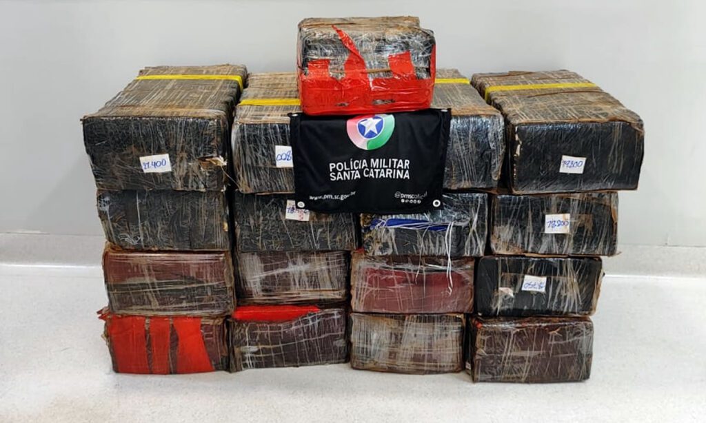 Jovem é preso e mais de 300 quilos de maconha são apreendidos pela PM 3 A prisão do jovem e a apreensão da maconha ocorreu na noite de quinta-feira, rodovia SC-305, na zona rural de Campo Erê