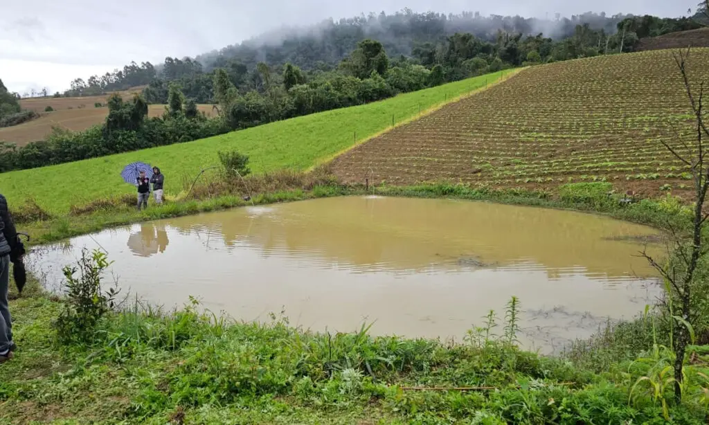 Bebê desaparecida é encontrada morta em açude após 3 horas de buscas 2 A bebê de 1 ano e 7 meses havia desaparecido na manhã de segunda-feira, ela foi localizada após algumas horas de buscas dentro de um açude