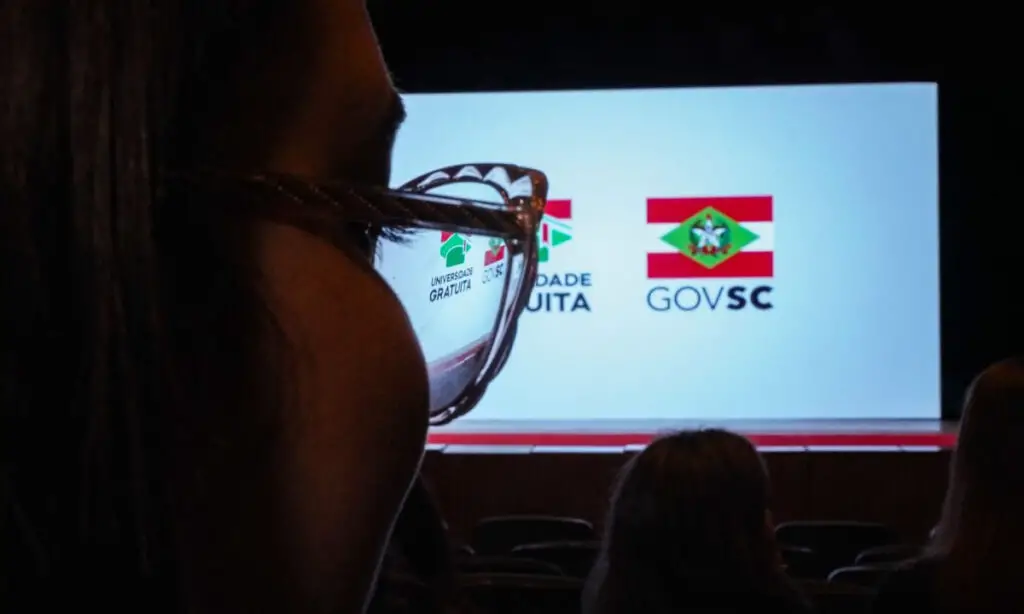 Aluno com patrimônio familiar de R$ 855 milhões recebia bolsa do Universidade Gratuita 2 Levantamento do TCE-SC mostra que 19 alunos bolsistas possuem patrimônio de milhões, mesmo assim recebiam do Universidade Gratuita