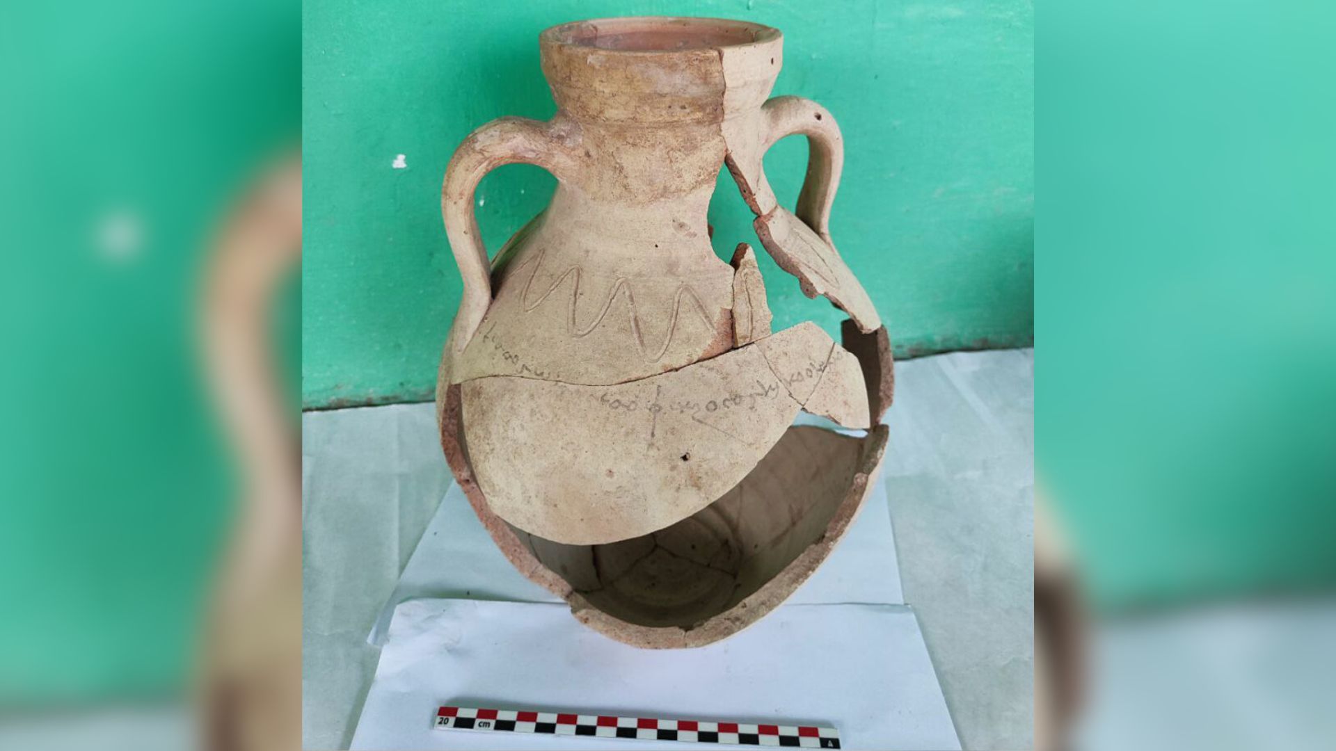 Vaso milenar com nome de mulher é achado no Tajiquistão