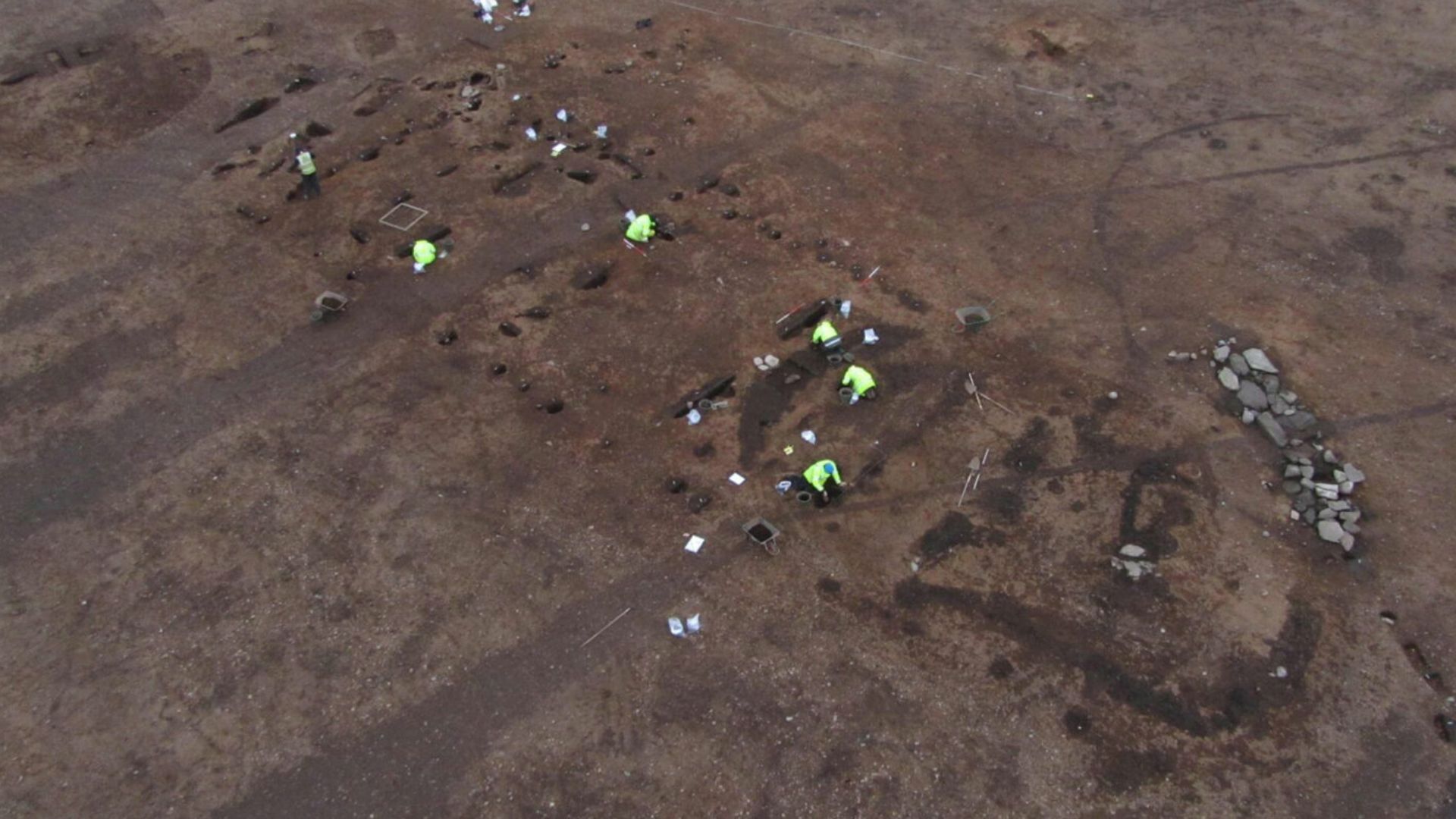 Salões de madeira milenares são encontrados na Escócia