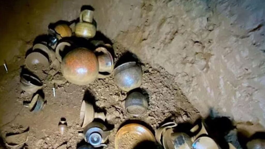 Tumba etrusca intacta é encontrada na Itália com 100 artefatos 15 Tumba etrusca intacta é encontrada na Itália com 100 artefatos