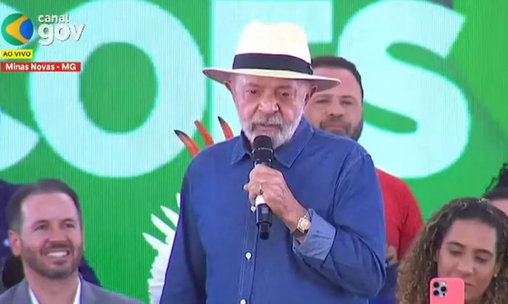 Lula volta a alfinetar Bolsonaro em discurso: 'Não uso tornozeleira' 2 Lula também afirmou que ex-presidente Bolsonaro enviou seu filho para pedir aos Estados Unidos para intervir no Brasil. 'É uma vergonha', frisou Lula.