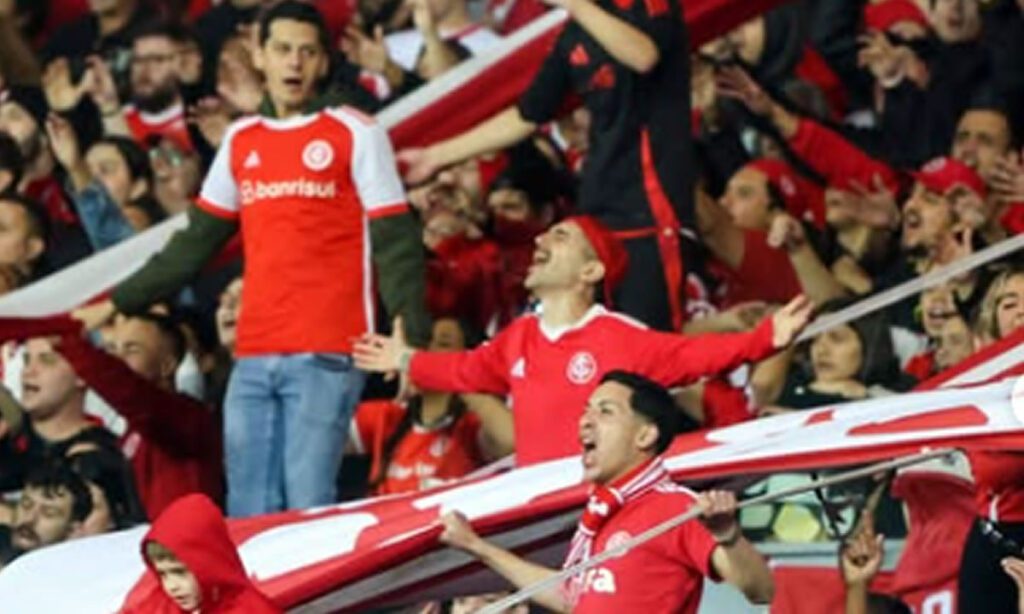 Mesmo jogando em casa, o Inter não fazia boa partida, mas na base da insistência chegou ao 1 a 0 diante do Vitória