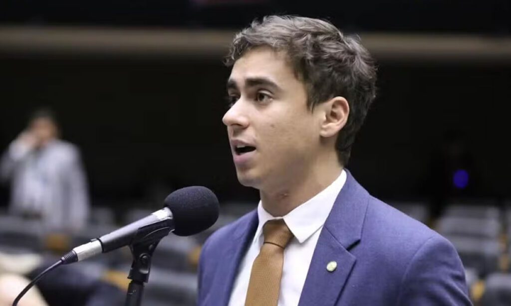 Janones leva suspensão de 90 dias por ofender Nikolas Ferreira 3 O Deputado federal André Janones se defendeu dizendo que trata Nikolas desta maneira por falas transfóbicas dele em 2023
