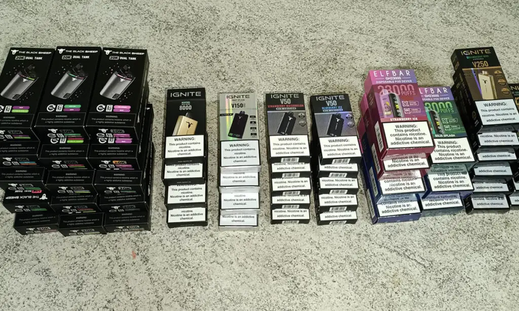 Jovem é flagrada com contrabando de cigarros eletrônicos em Dionísio Cerqueira 2 A jovem, de 23 anos, foi flagrada após abordagem de um ônibus que saiu de Foz do Iguaçu e seguia para o Rio Grande do Sul