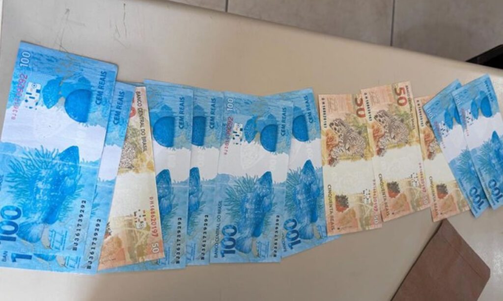 Adolescente é apreendido com R$ 1.000 em cédulas falsas em Dionísio Cerqueira 3 O adolescente foi encaminhado à Delegacia da Polícia Civil local para os procedimentos legais e as cédulas foram apreendidas