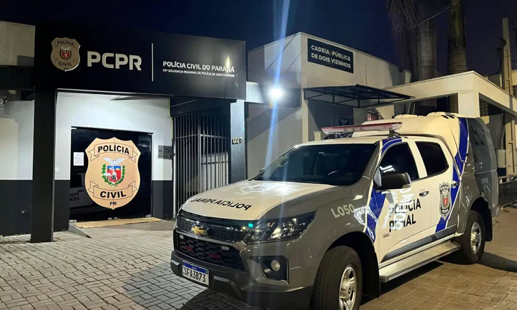 6 detentos fogem da cadeia pública de Dois Vizinhos 2 Fuga dos detentos ocorreu no início da madrugada desta quarta-feira. Eles teriam fugido através de um buraco escavado na parede da cela