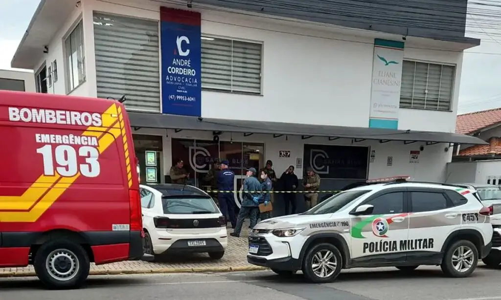 Corretores são mortos a tiros dentro de imobiliária durante negociação de venda da empresa em SC 2 Vítimas eram corretores e foram identificados como Thiago Adolfo e Deyvid Luiz Leite, que também era cantor sertanejo. O suspeito é dono da imobiliária e foi preso em flagrante