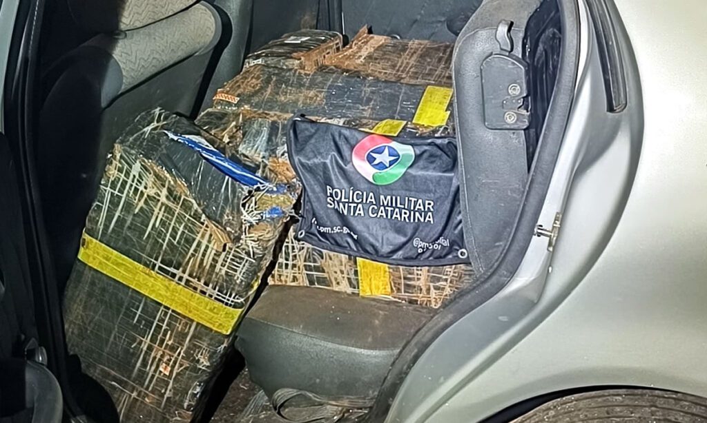 Jovem é preso e mais de 300 quilos de maconha são apreendidos pela PM 2 A prisão do jovem e a apreensão da maconha ocorreu na noite de quinta-feira, rodovia SC-305, na zona rural de Campo Erê