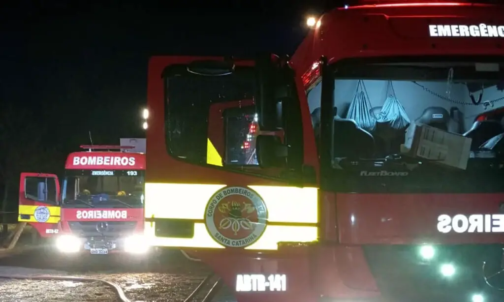 Incêndio destrói alojamento de empresa no interior de São José do Cedro 7 Incêndio foi registrado na madrugada desta terça-feira, na Linha Santa Rita. O Corpo de Bombeiros controlou as chamas e isolou a área