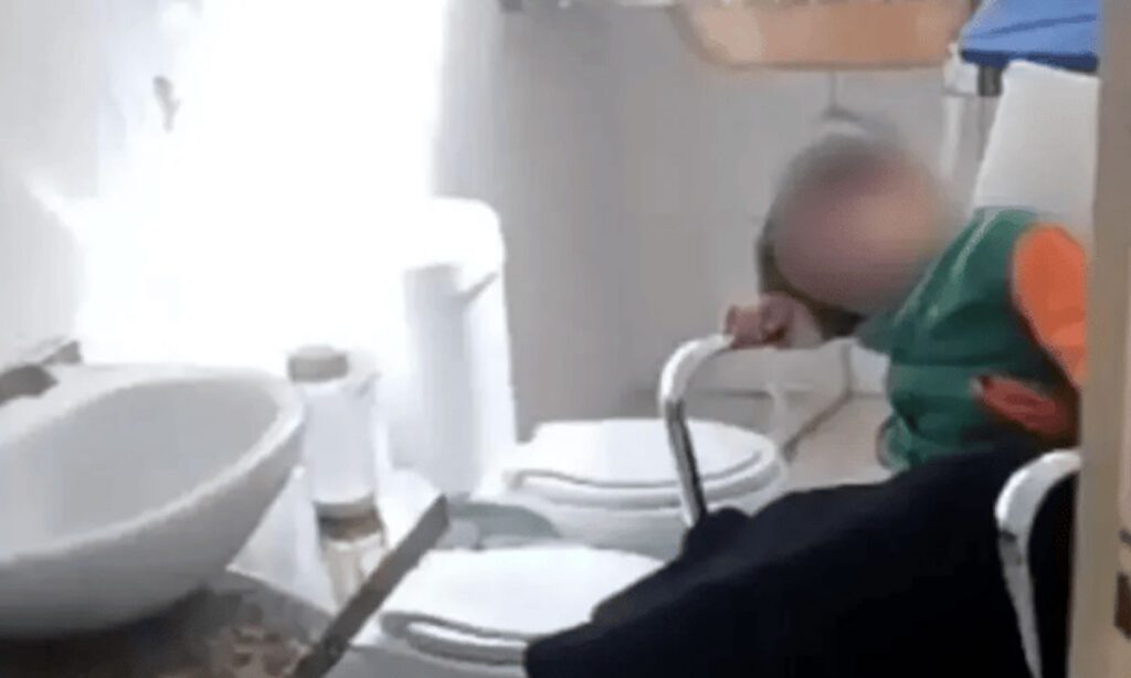 O menino de apenas quatro anos, que é diagnosticado Transtorno do Espectro Autista (TEA) nível 3 e não verbal, foi encontrado amarrado em uma cadeira dentro do banheiro
