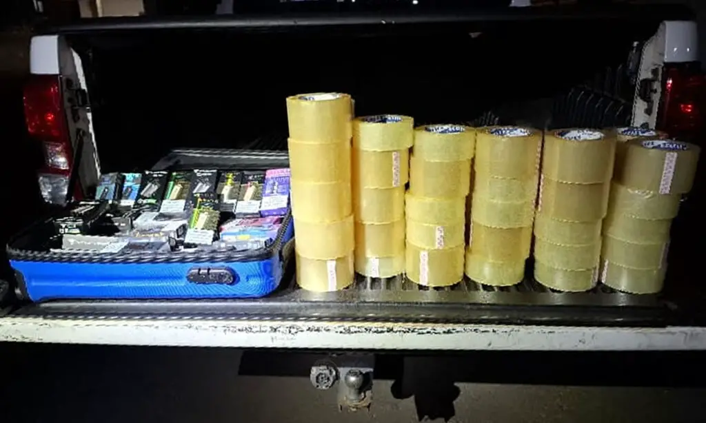 Jovem é flagrada com contrabando de cigarros eletrônicos em Dionísio Cerqueira 3 A jovem, de 23 anos, foi flagrada após abordagem de um ônibus que saiu de Foz do Iguaçu e seguia para o Rio Grande do Sul