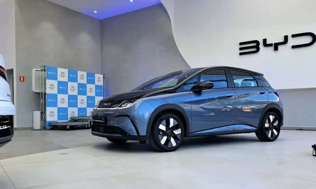 Governo eleva imposto de importação para carros elétricos e híbridos a partir desta terça 3 Aumento faz parte de um cronograma do governo para reconstituição gradual do imposto para tornar os modelos produzidos em solo nacional mais atrativos. Alíquotas vão de 25% a 30%