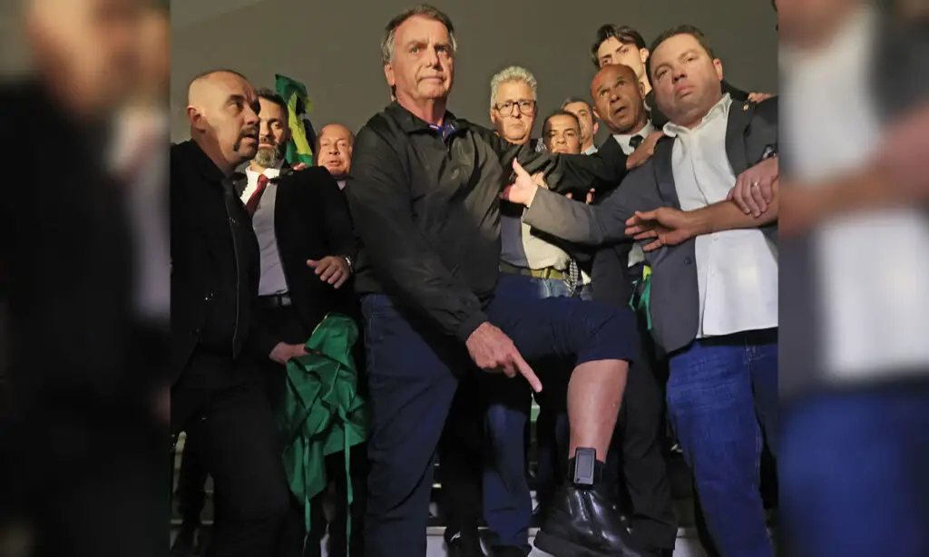 Moraes descarta a prisão de Bolsonaro por “descumprir medidas cautelares” 3 Prisão de Bolsonaro "será imediata" em caso de nova violação às medidas cautelares, adverte o ministro Alexandre de Moraes