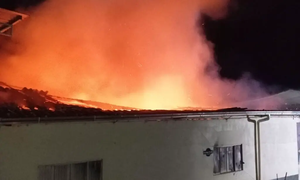 Incêndio destrói alojamento de empresa no interior de São José do Cedro 8 yutf nyh