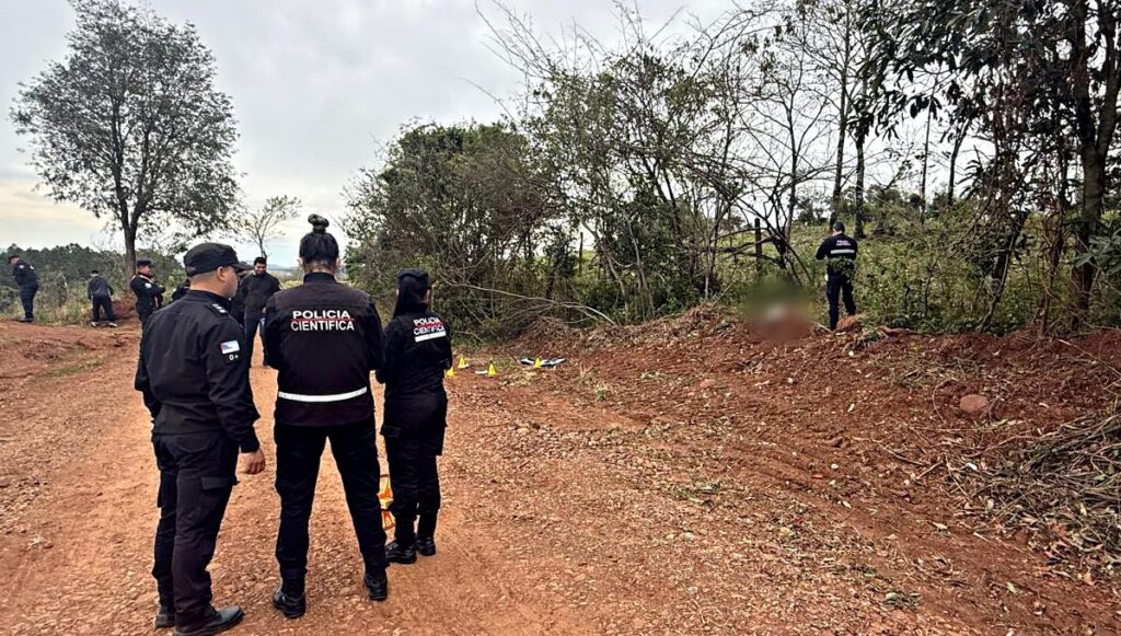 Mulher é encontrada morta com requintes de crueldade no interior de Bernardo de Irigoyen 2 Segundo a Polícia Argentina crime pode ter ocorrido no Brasil. Corpo da mulher foi localizado por volta das 17h30 desta segunda-feira, às margens de uma estrada rural