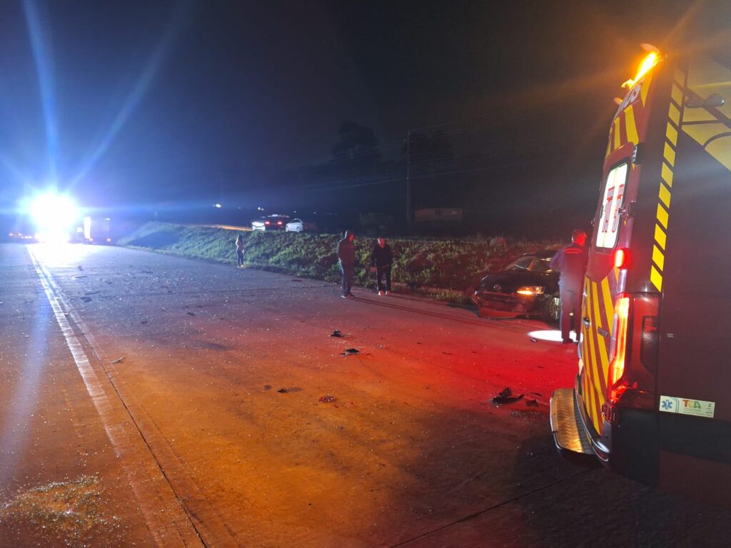 Veículos de Dionísio Cerqueira se envolvem em grave acidente na BR 163, em São José do Cedro 4 Acidente envolveu dois veículos de passeio e um caminhão. Três pessoas foram socorridas, entre elas uma criança de 4 anos