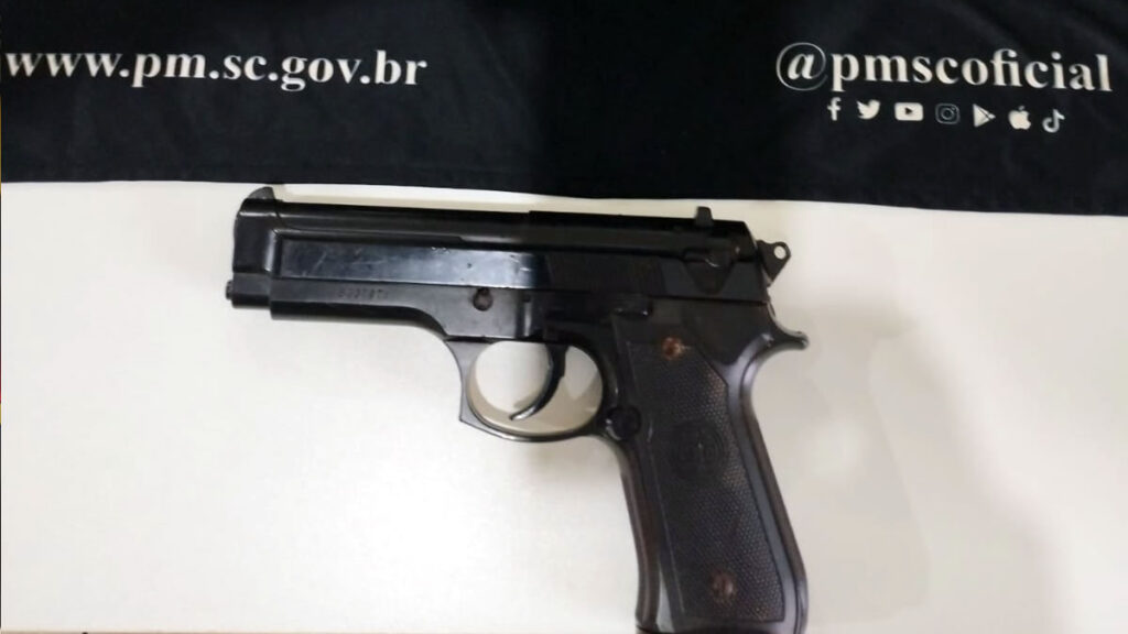 Homem é preso após ameaçar ex-companheira com simulacro de arma, em Dionísio Cerqueira 3 O homem de 33 anos levou a vítima até um motel em Barracão, antes de ser localizado pela Polícia Militar