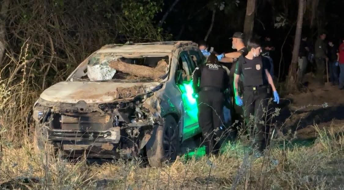 Carro de homens que desapareceram após saírem para cobrar dívida é achado dentro de bunker 6 O carro foi encontrado pela Polícia Militar Ambiental de Umuarama durante buscas pelo local. Segundo a corporação, o veículo foi enterrado há 9 quilômetros da propriedade dos suspeitos